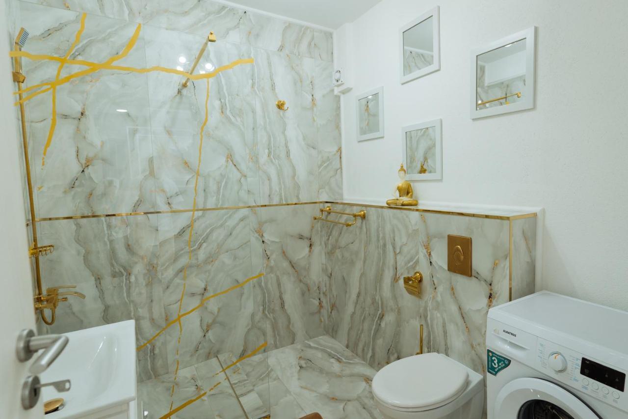 Goldenlux Apartment *